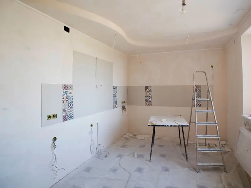 Kuhinja u renoviranju: nove obloge zidova, spušteni strop, merdevine i zaštitna folija na podu